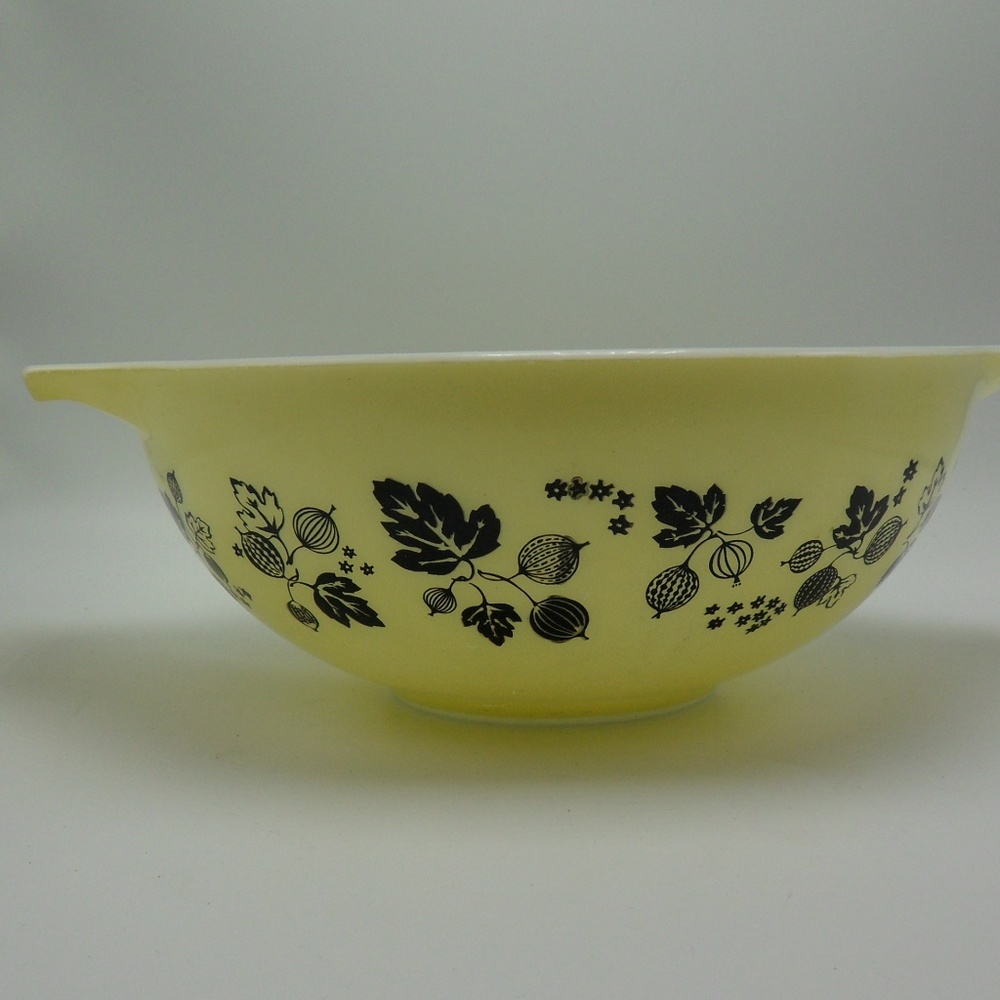 Pyrex Gooseberry  Cinderella Yellow Black 444 4qt